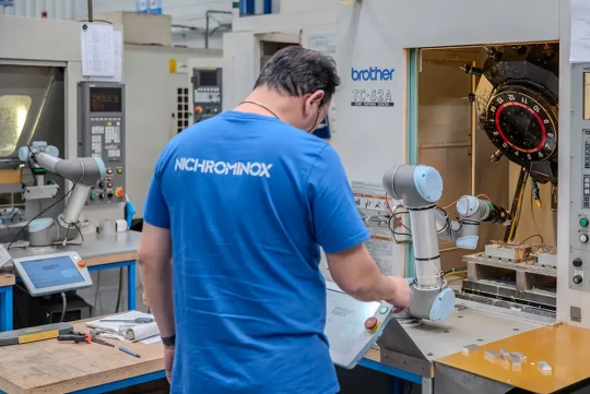 La cobotique d’UNIVERSAL ROBOTS soutient depuis 10 ans le développement de Nichrominox