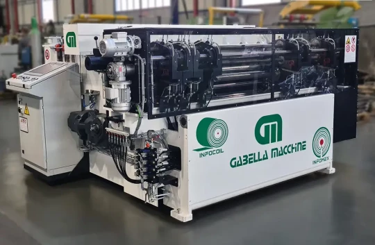 Ligne de refendage de tôles avec têtes à positionnement automatique