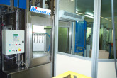 MécanoLav de RIDEL ENVIRONNEMENT est un carrousel, machine à laver compacte par aspersion de produit lessiviel en milieu aqueux, spécialement conçue pour le lavage en îlots de production