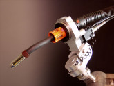 Le système de torche robot FlexTorch de CARL CLOOS SCHWEISSTECHNIK dispose de deux axes supplémentaires, intégrés dans le support de torche permettant une adaptation optimale de la géométrie de torche aux exigences de la pièce à souder
