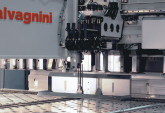 La panneauteuse P4-2525 de SALVAGNINI est conçue pour usiner automatiquement des flans larges et de grosse épaisseur en séquence rapide et flexible
