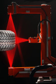 Vitesse élevée, haute précision : les capteurs laser de profil 2D/3D scanCONTROL de MICRO EPSILON peuvent résoudre des problèmes dans le domaine de l'inspection des pneus