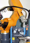 Le système de soudage robotisé clé en main, équipé d'un robot industriel ROMAT 320 de CLOOS SCHWEISSTECHNIK et d'une unité positionneur rotatif/basculant, démontre le soudage rationnel dans la construction automobile