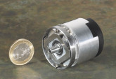 Grâce à sa taille, ce petit capteur rotatif multitours définit de nouveaux standards HEIDENHAIN présente des capteurs rotatifs avec un diamètre de 36,5 mm