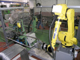 Un robot de manutention FANUC perce et empile des tubes d'aluminium