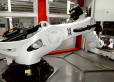 Le robot titan KUKA est capable de soulever jusqu'à 1 000 kg pour servir les centres d'usinage de l'atelier de constr