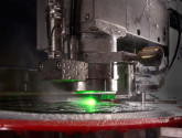 Spécial MICRONORA 2010 : SYNOVA exposera la machine de découpe de métaux fins par laser vert LaserMicrojet