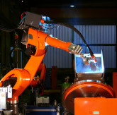Une cellule de soudage avec un robot Qirox QRC350 chez CARL CLOSS à Euroblech