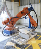 Un robot ABB intégré dans une cellule de fraisage conçue par AXIOME en fonctionnement chez Greau Polyester