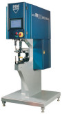 Spécial ASSEMBLEXPO 2004 : une presse à sertir PEM et un système automatique de contrôle de longueur des goujons et colonnettes sur le stand TITANOX INDUSTRIE